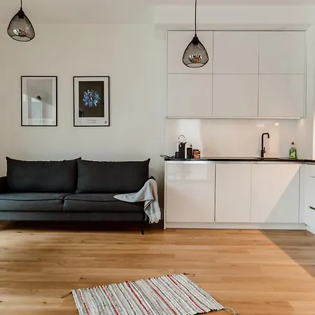 Dream - Modern In Centre *